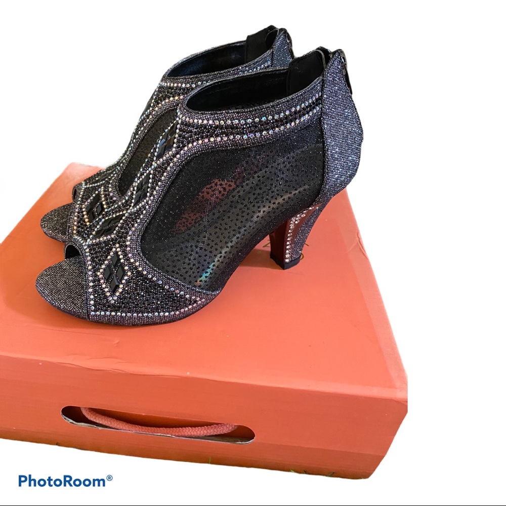 Beautiful Size 5 1/2 heels.